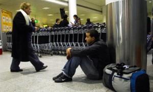 Passeggero in attesa all'aeroporto di London Gatwick (da www.guardian.co.uk)