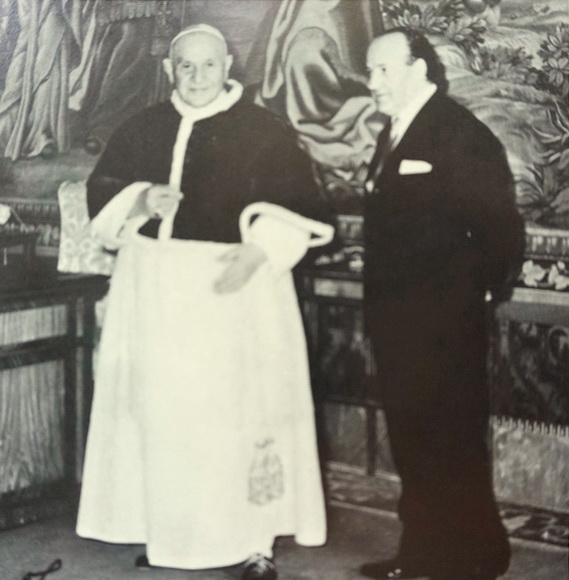 Il Papa Giovanni XXIII e lo scultore Giacomo Manzù