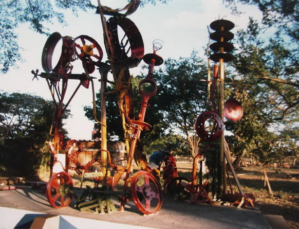 1986, Escuela Agropecuaria ACRA-UNAG, Leon, Ensamblaje policromado de maquinarias de la vieja finca