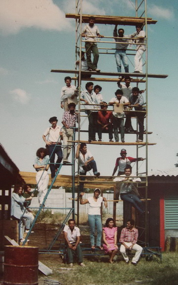 1986 Managua, con alcuni professori e alunni della nuova Scuola di Arte Pubblica