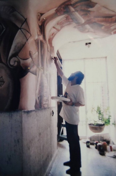 El maestro cubano LUIS MIGUEL VALDEZ pintando su mural en el CEMOAR