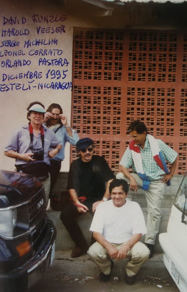 1995 LEONEL CERRATO, ORLANDO PASTORA y SERGIO MICHILINI con los historiadores del Arte estadounidenses DAVID KUNZLE y HAROLD VEESER