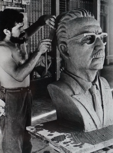 El escultor nicaragüense FLORENCIO ARTOLA, autor del retrato a Carlos Fonseca que se encuentra en la entrada del CEMOAR