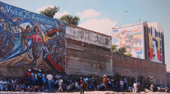 La manta del BLI MAO en Managua, con el mural Telcor del maestro Alejandro Canales en el fondo