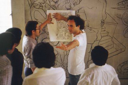 1982 El arquitecto italiano Clementino Sartori colaborando a las clases didacticos-productivas frente al mural de Luis Alfonso Velasquez