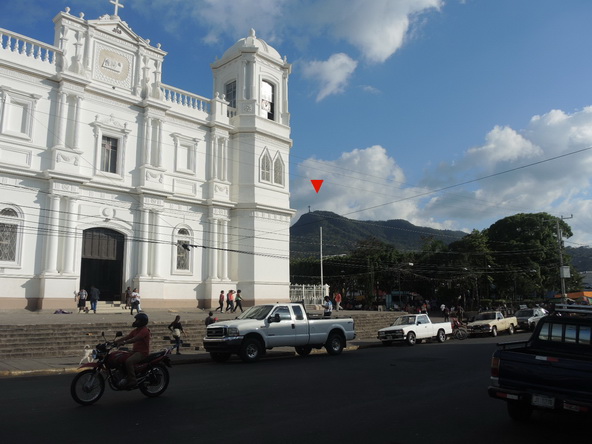 La Catedral de Matagalpa y, a la derecha, la Montaña de la Paz 