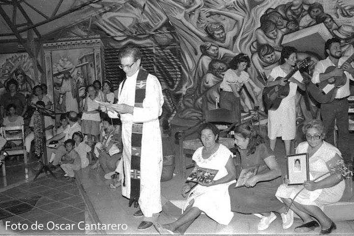 Misa oficiada por el querido padre Uriel Molina para el internacionalista Benjamin Lender junto a madres de martires de la revolución.