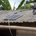 Il pannello solare sul tetto in lamiera