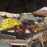 Molta frutta (a prezzi stracciati) tra le bancarelle del mercato