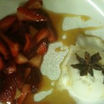 Gelato firdilatte con fragole e sciroppo di sambuco