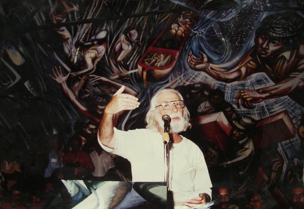 1985, Il Ministro di Cultura Padre Ernesto Cardenal nel Riguero.