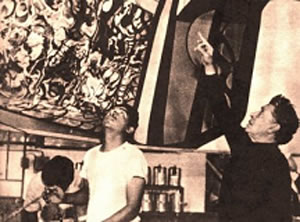 1972 Siqueiros (derecha) trabajando con Ceniceros en el Poliforum del Hotel Mexico en la Ciudad de México