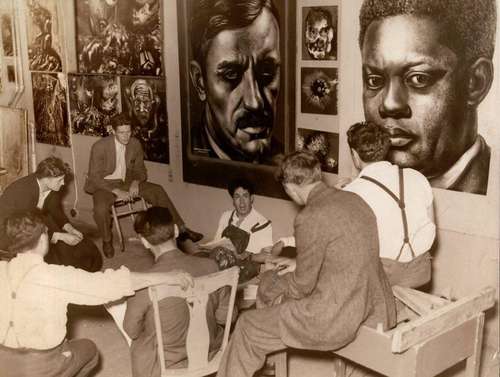Imagen del taller de Siqueiros en Nueva York, donde aparece el muralista mexicano sentado en el piso, rodeado por sus alumnos, entre ellos Pollock, el tercero de izquierda a derecha 