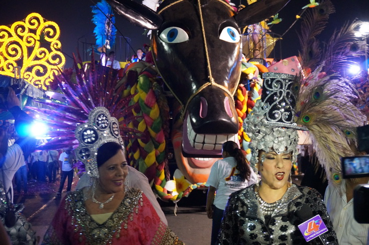 La Presidenta fundadora del Carnaval de Nicaragua Emperatriz Urroz y la alcaldesa de Managua Daysi Torrez. 