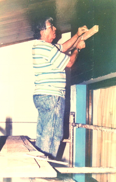 1991 El maestro salvadoreño CAMILO MINERO trabajando al mural de Mons. Oscar Arnulfo Romero