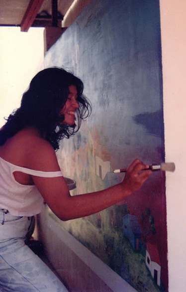 1992 La pintora y grafica nicaragüense CONY GOMEZ SILVA pintando su mural en el CEMOAR