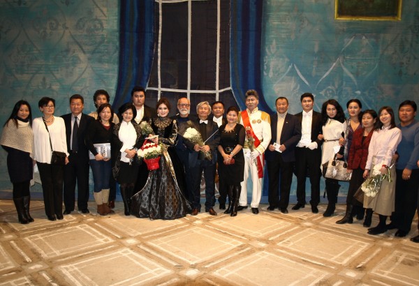 Mrs Uyanga, N.Sanchir’s wife (2nd from left); N.Sanchir and Conductor Burenbekh (centre); with principal and other performing artists of The Mongolian State Academic Theatre of Opera and Ballet after the performance