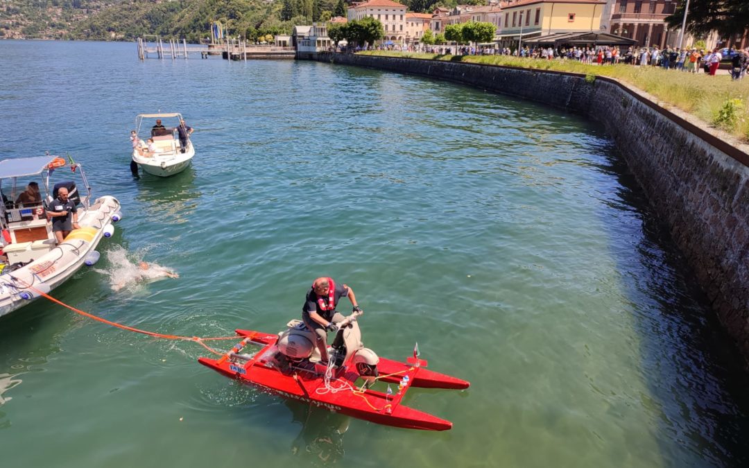 Sorrisi e stupore a Luino per Alessandro che ha attraversato il Lago Maggiore in Vespa